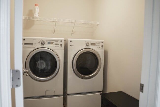 Building Photo - Villages at Urbana Luxury Townhouse For Lease