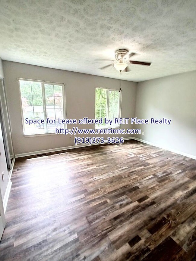 Building Photo - 5 Bedroom 2.5 bath Single family home with...