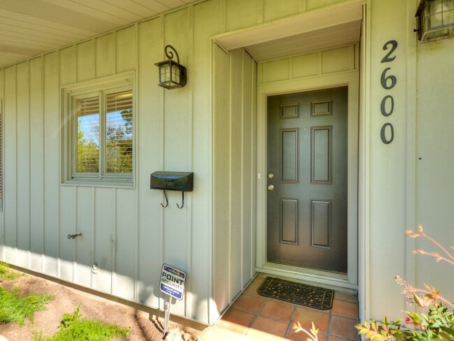 Building Photo - 2600 Twin Oaks Dr
