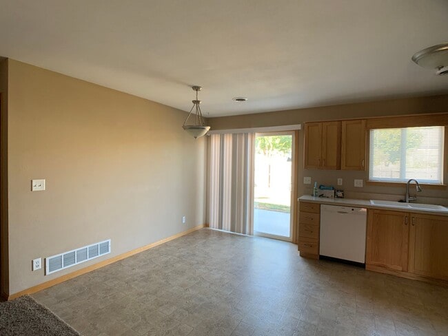 Building Photo - WEST SIDE OF MANHATTAN! FENCED BACKYARD!