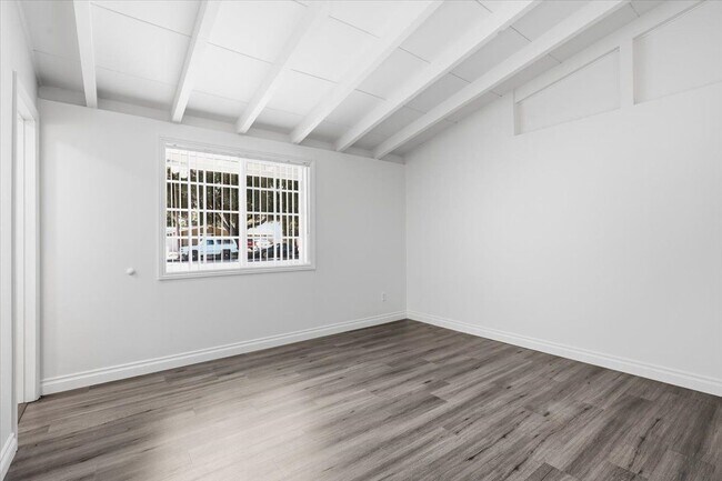 Building Photo - 533 S Devon Rd