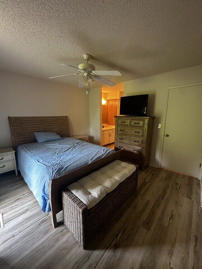 Building Photo - "Coastal Comfort: Spacious 2-Bed, 2-Bath Condo Retreat in Vibrant Panama City Beach!"