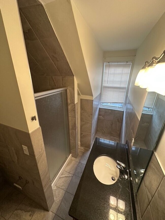 Building Photo - 15 Strathallan Park