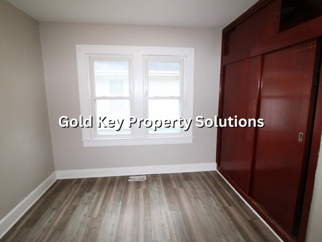 Building Photo - Updated 2 BR 1 BA House with Central Air and Garage (SECTION 8 APPROVED)