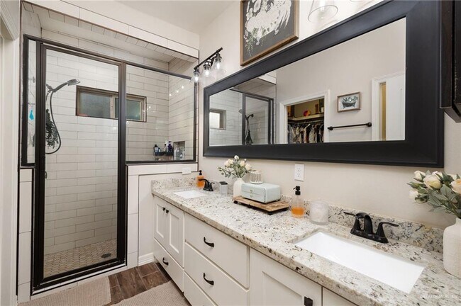 Building Photo - 18 Windsor St