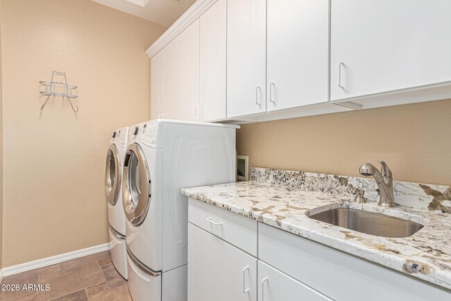 Building Photo - 9058 W Redbird Rd