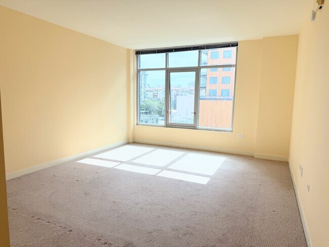 Building Photo - 425 W Beech St