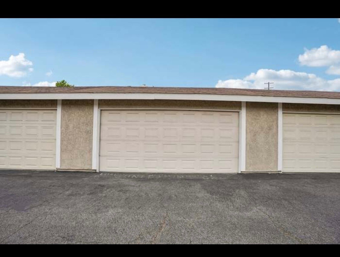 Building Photo - 15210 Shadybend Dr