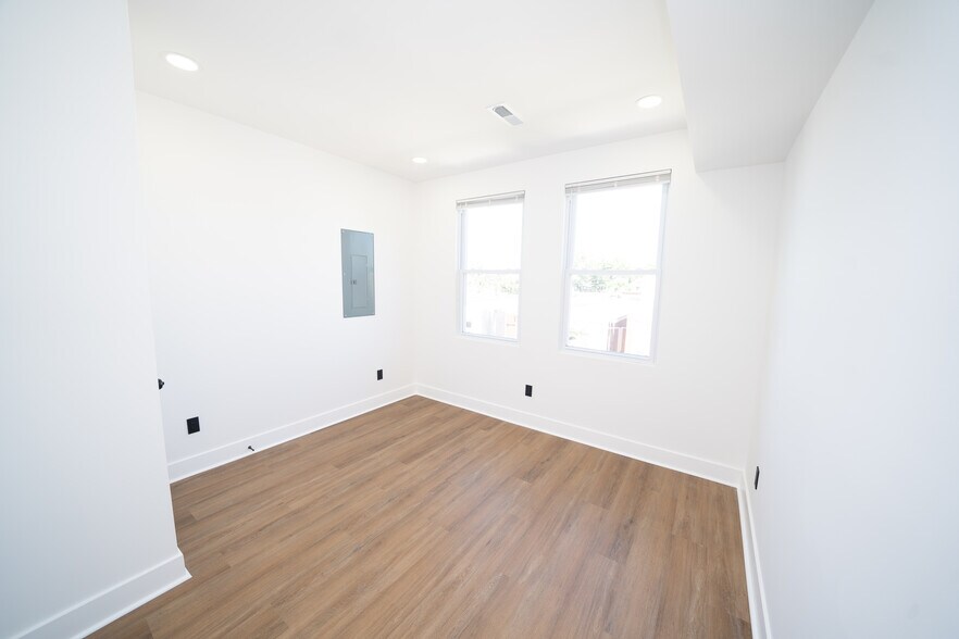 Building Photo - 4927 Catharine St