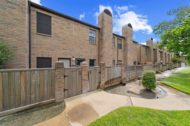 Building Photo - 9850 Pagewood Ln