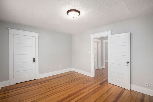 Building Photo - 3 bed/1.5 Bath Single Family Home