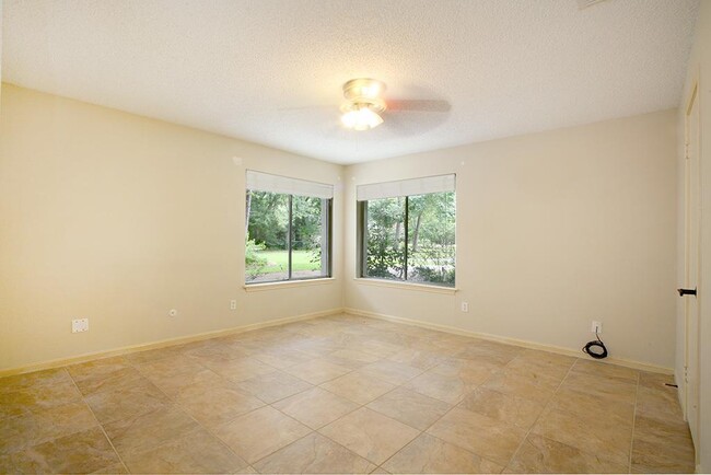 Building Photo - 12029 Acorn Oak St