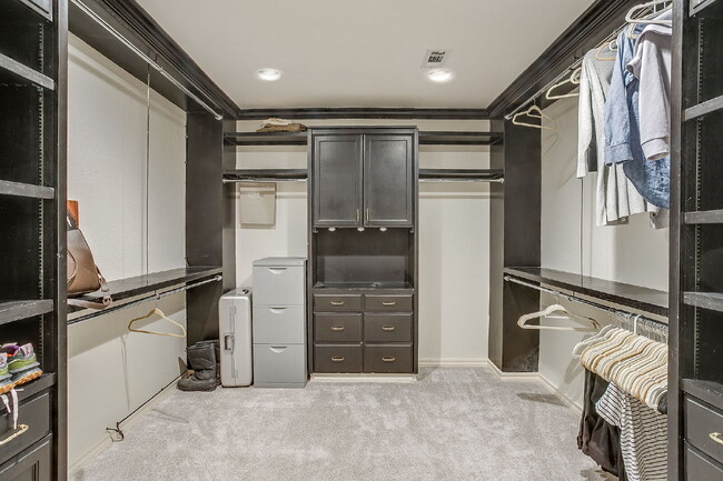 Building Photo - Private 4 Bedroom Retreat for Lease