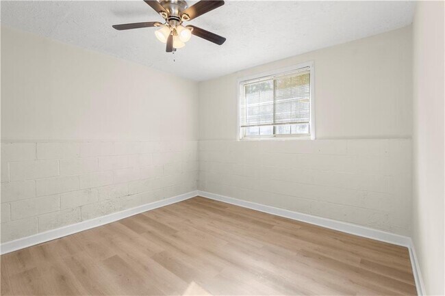 Building Photo - 2116 Scarbrough Rd