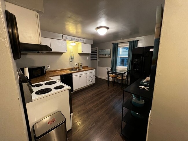 Building Photo - 1831 S Oneida St