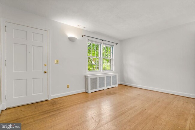 Building Photo - 11 E Rosemont Ave