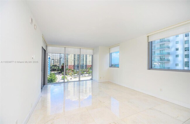 Building Photo - 1300 Brickell Bay Dr