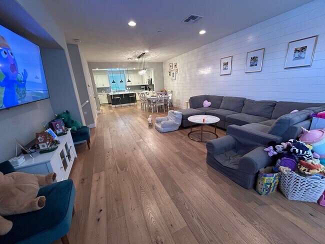 Building Photo - Brighton Oaks Beauty Just Steps from Downt...