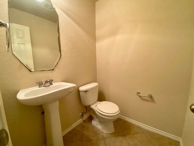 Building Photo - Gorgeous 4 bed/2.5 bath home in a great lo...