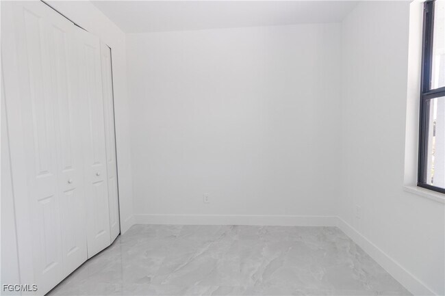 Building Photo - 849 Duplex St E