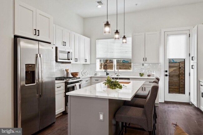 Building Photo - 2235 Hope St