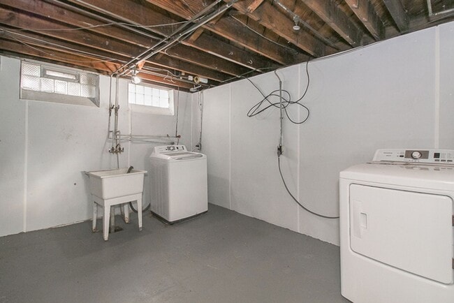 Building Photo - 3 bedroom Spacious Cape Cod!