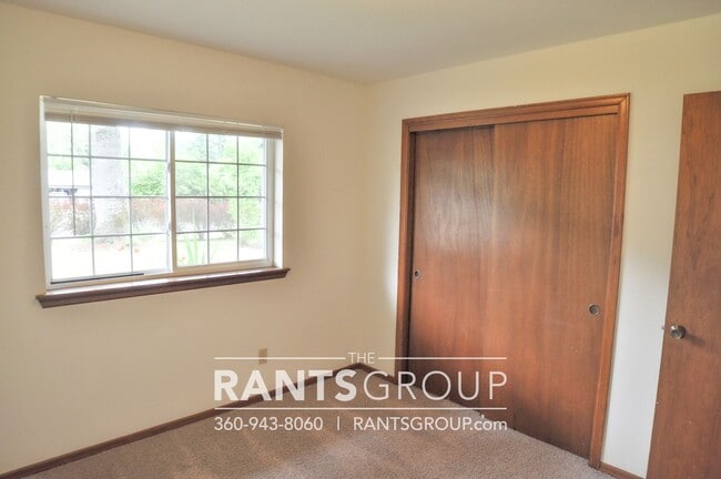 Building Photo - Beautiful Home in Tumwater on 1/2 acre!