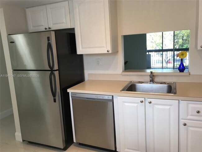 Building Photo - 731 N Pine Island Rd