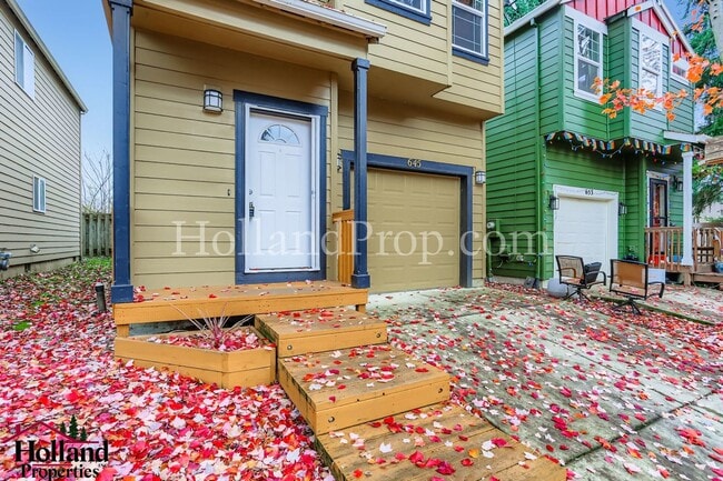 Building Photo - Charming Two-Level Home in Great Hillsboro Location!