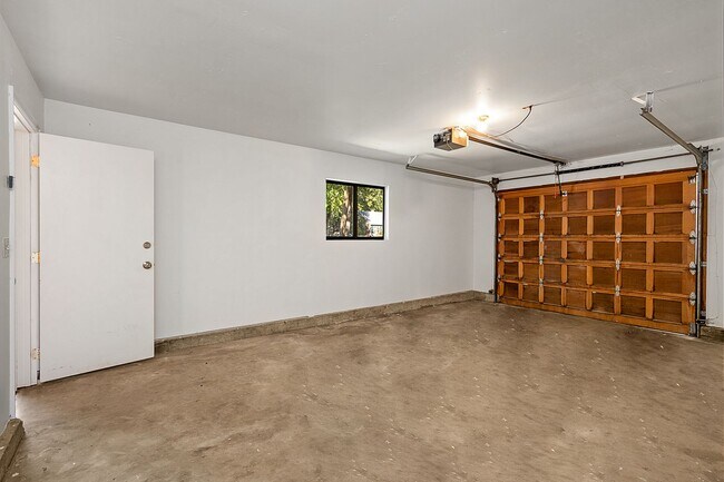 Building Photo - Super Cute North End Place with Garage and Backyard!