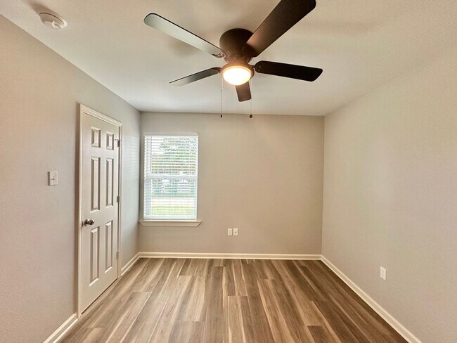 Building Photo - Country Hills Duplexes