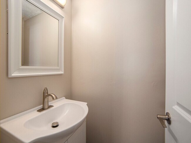 Building Photo - 556/558 Quarterline