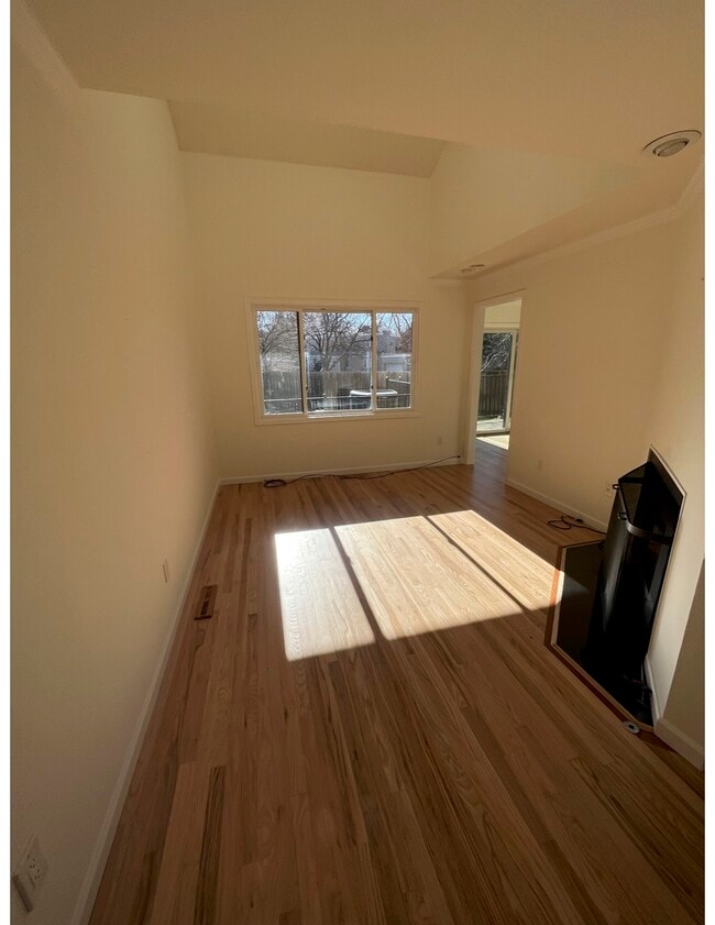 Building Photo - 1542 MacArthur Dr