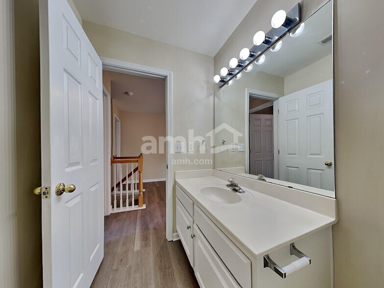 Building Photo - 6216 Roseway Ct