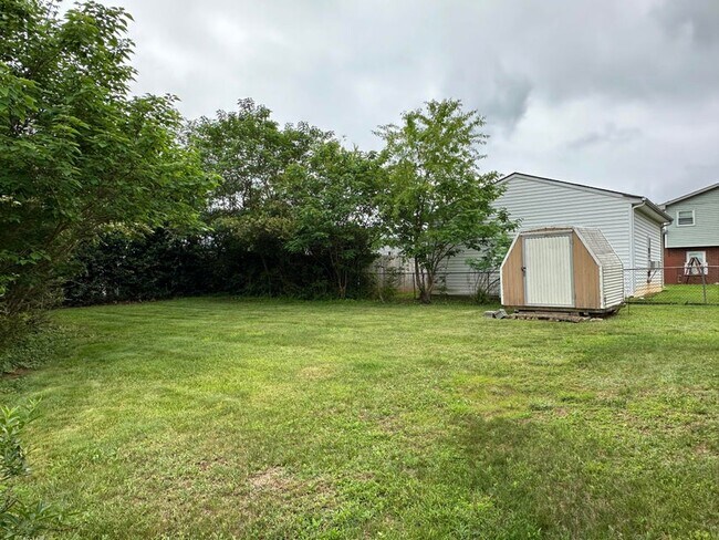 Large backyard and storage shed - 6726 Jasmine Cir