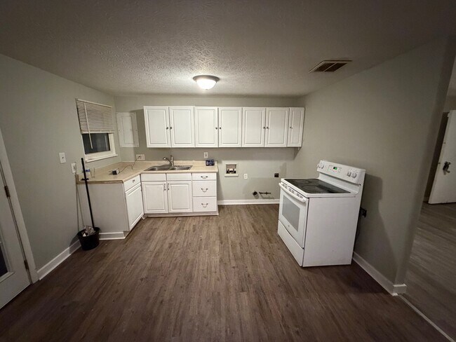 Building Photo - 1609 Marvin Dr