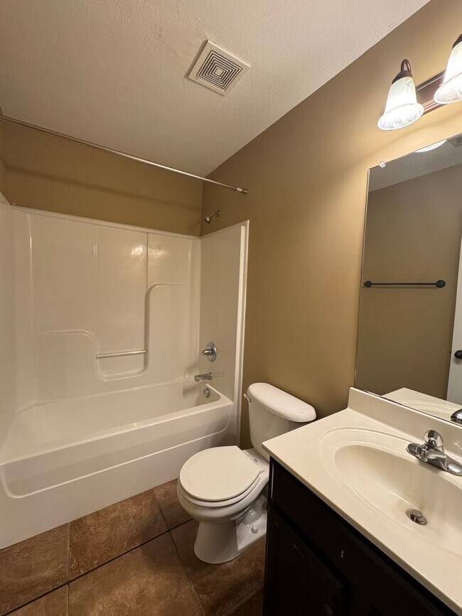 Building Photo - 1727 Thistlewood Dr