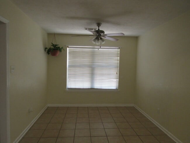 Building Photo - Contact Peggy 501 676 1758 Pets ok with approval