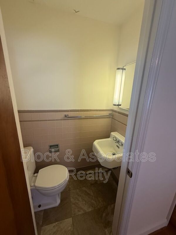 Building Photo - 1723 Brook Dr