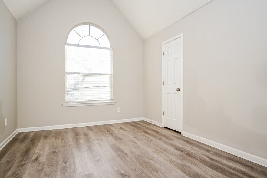 Building Photo - 470 Concord Terrace