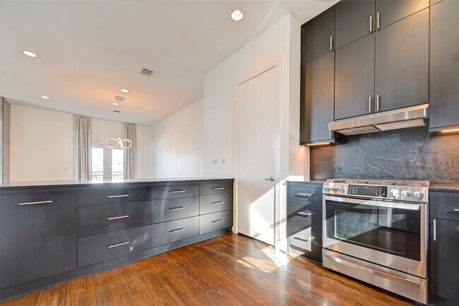 Building Photo - 5342 Darling St