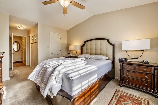 Building Photo - Furnished or Unfurnished Top Floor Condo