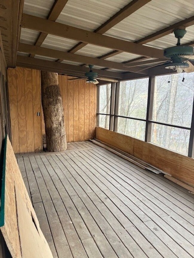 Building Photo - Rustic Country Home on 35 Acres in Bethpage, TN