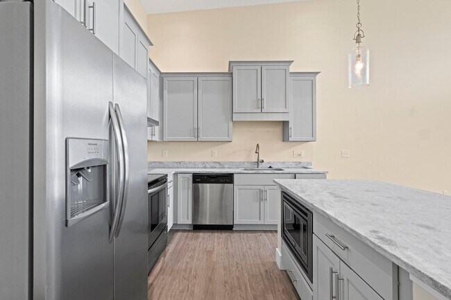 Building Photo - Luxury 3 Bedroom Townhouse on Okaloosa Island!