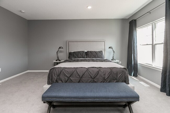 Building Photo - Fully Furnished Townhome Blocks Away From Downtown