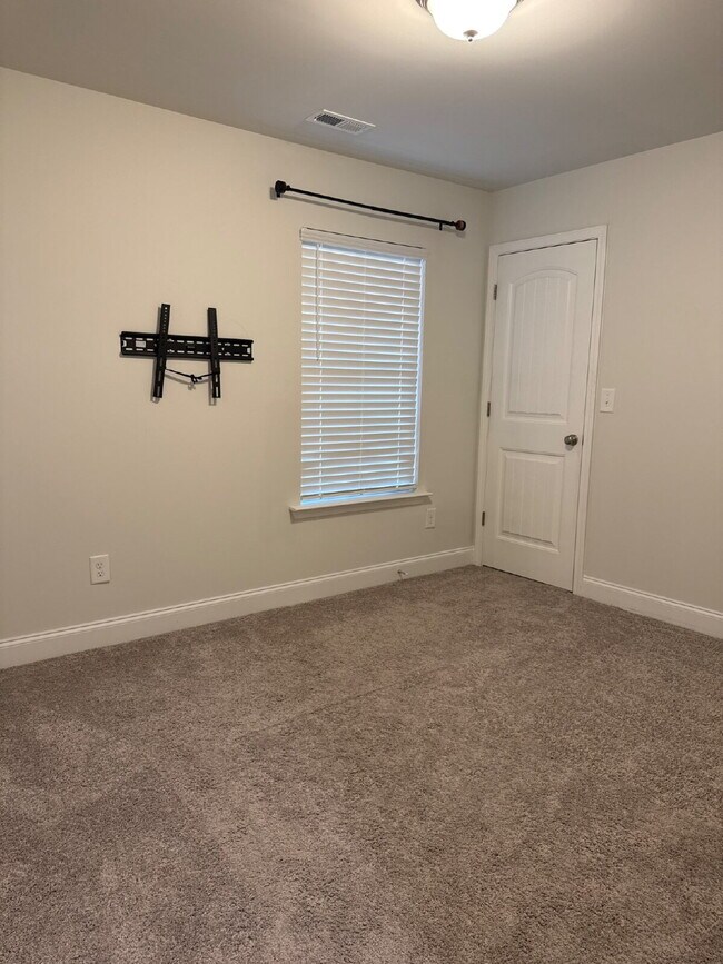 Building Photo - "Modern Madison Retreat: 3-Bed, 2-Bath Home with Elegant Granite Finishes!"