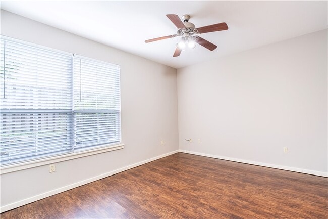Building Photo - 40 E Maple St