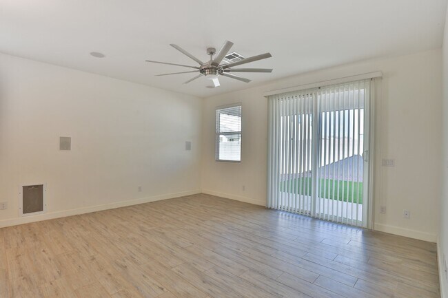 Building Photo - 548 E Vail Ln