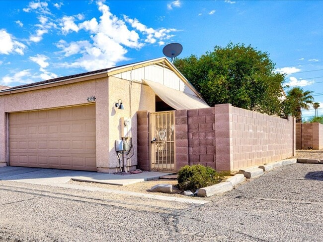 Primary Photo - Modern 2 Bedroom 2 Bathroom home with comm...