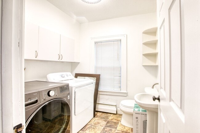 Building Photo - Inviting 3-bedroom, 1.5 bath home nestled in a peaceful and family friendly neighborhood